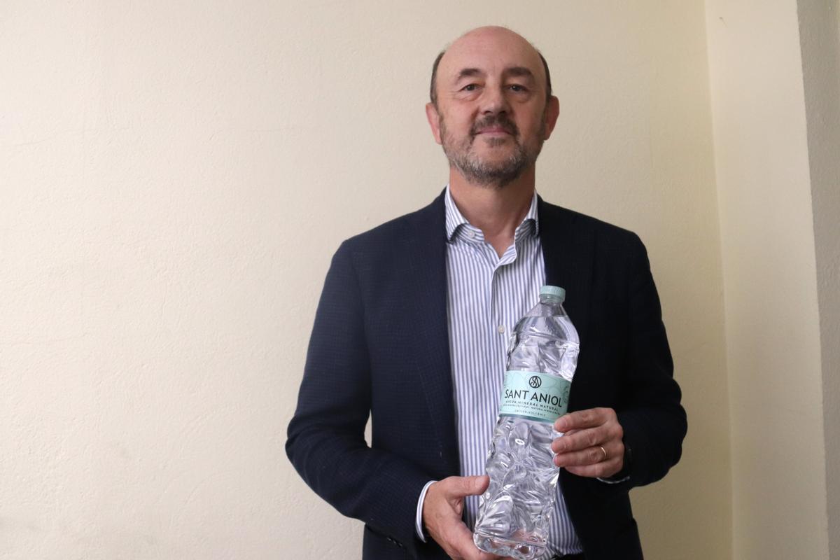 El director general de Sant Aniol, Andreu Galindo, aguanta una ampolla d'aigua