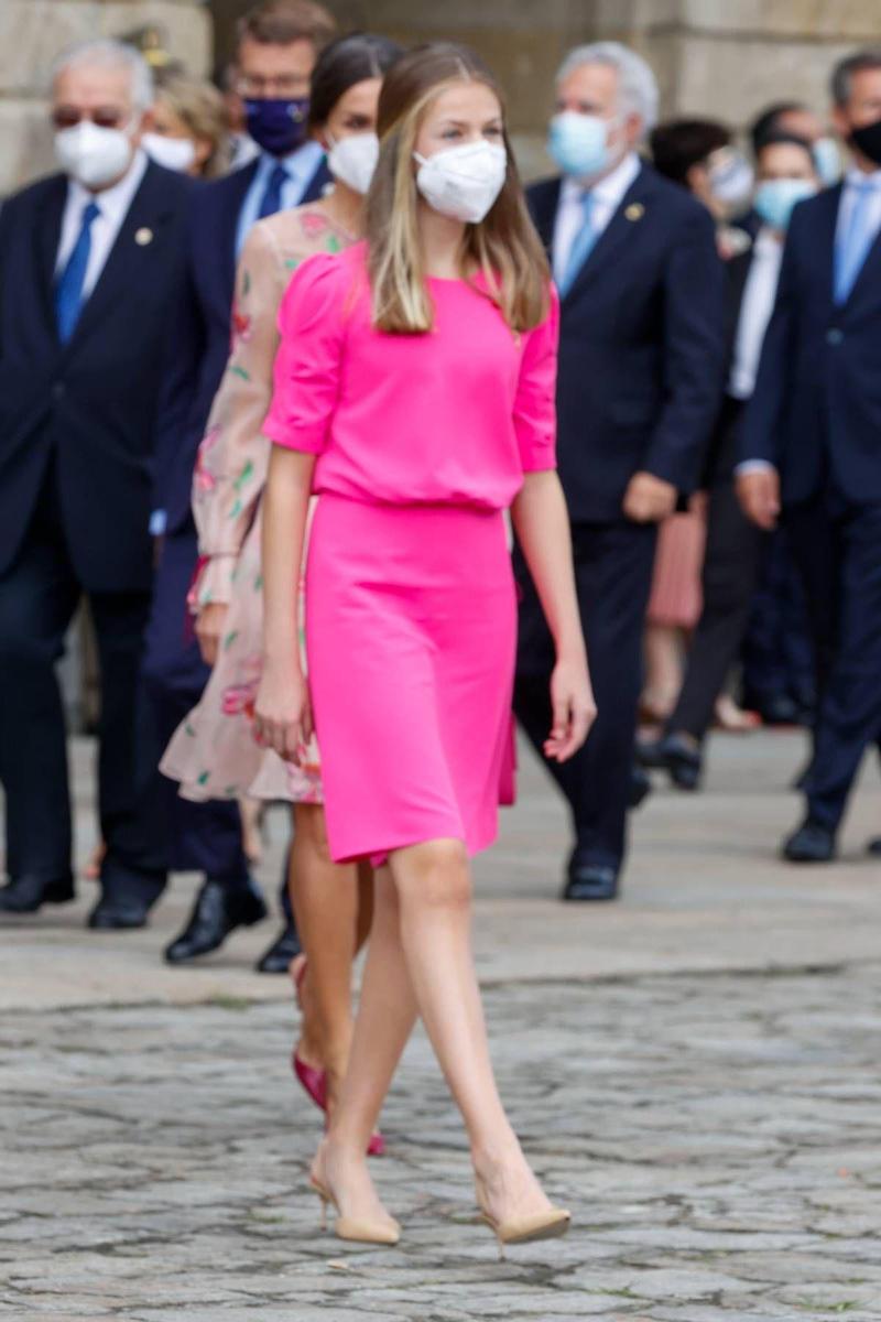 La princesa Leonor con vestido fucsia en su debut en la ofrenda a Santiago Apóstol