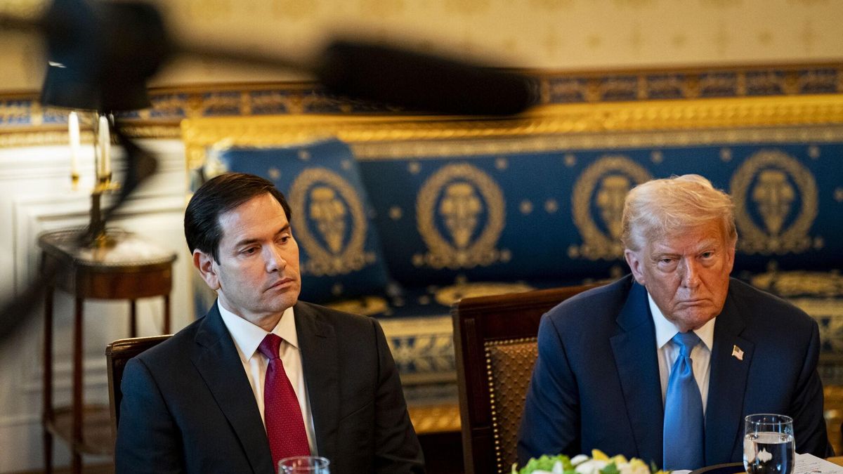Fotografía del 7 de julio de 2025 del secretario de Estado de EEUU, Marco Rubio (i), junto al presidente Donald Trump (d).