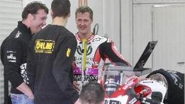 Michael Schumacher charla con sus técnicos.
