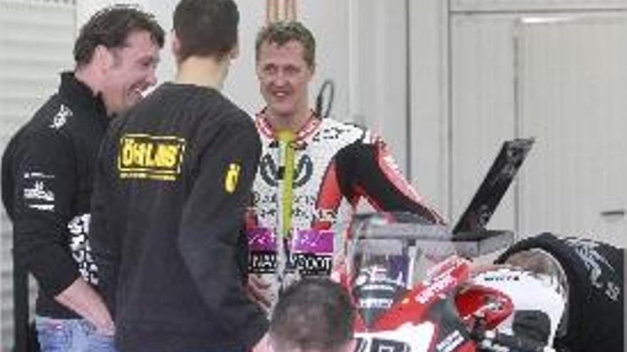 Michael Schumacher charla con sus técnicos.