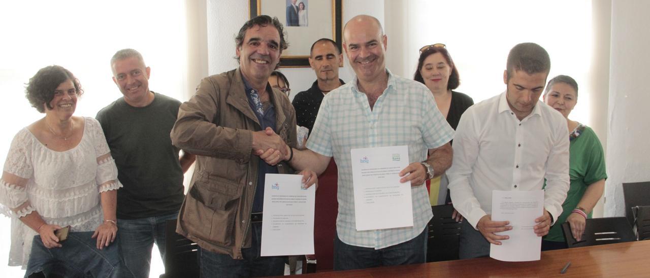 Julio Villanueva y Félix Juncal sellan la firma del pacto de gobierno en el año 2019.