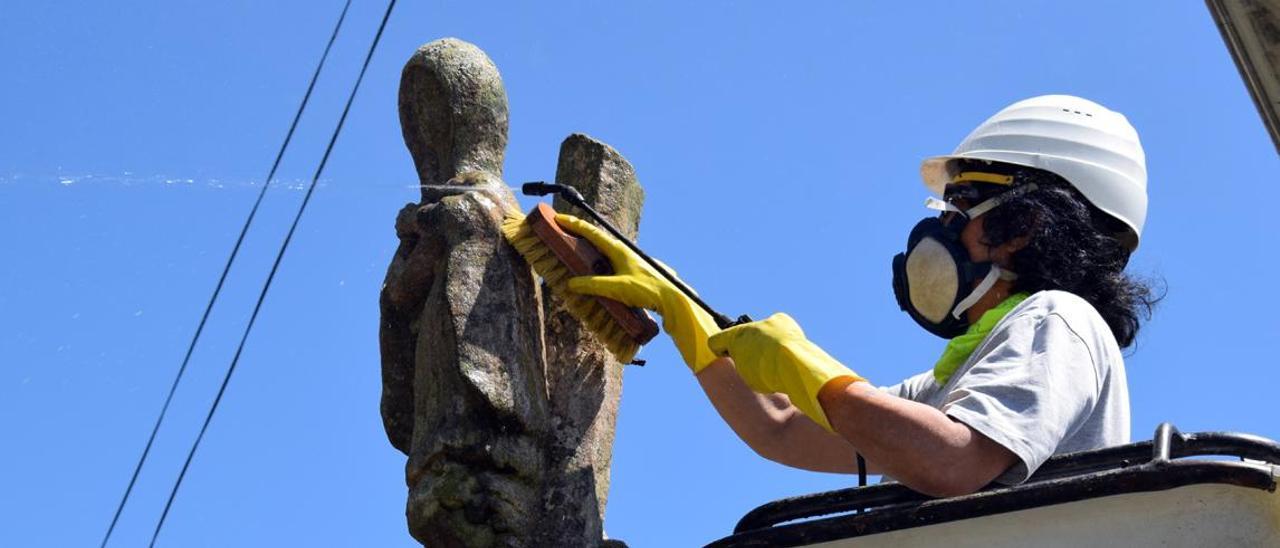 Ana Sánchez, en un momento de la restauración del crucero.