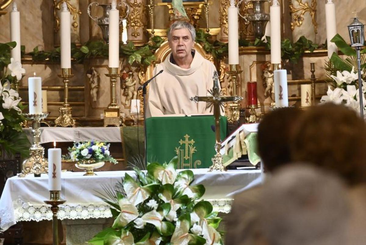 Juan García oficiando la celebración ayer.   | // RAFA VÁZQUEZ