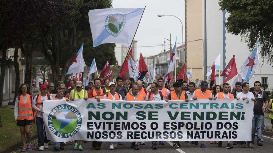 Protesta de trabajadores de Ferroatlántica, en julio del año pasado, contra la venta de las centrales.
