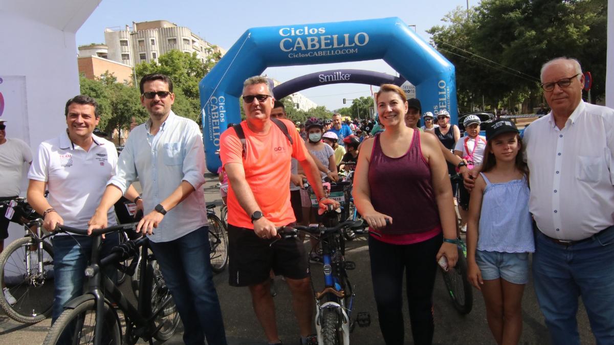 Patrocinadores y participantes en el Día de la bicicleta de Cadena 100.
