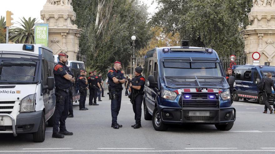 Mossos a la Ciutadella, ahir.