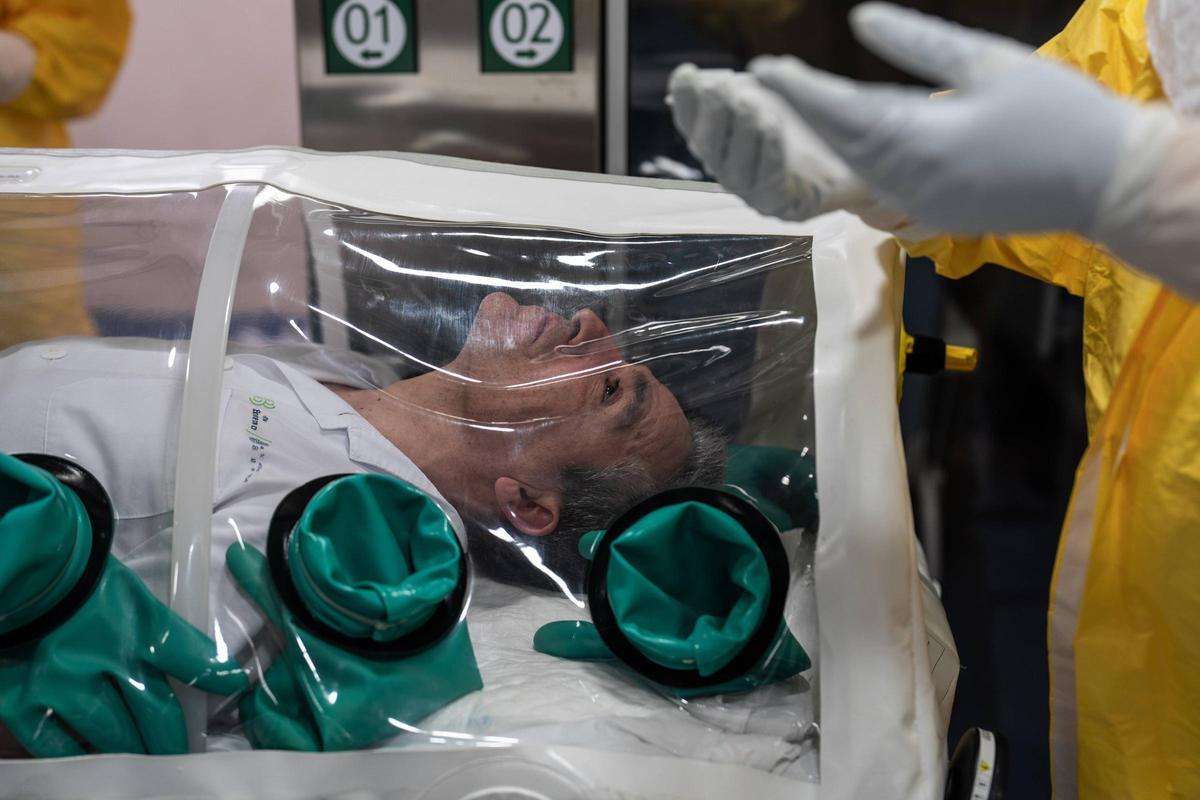 Una simulación en la unidad de alto aislamiento del Hospital Clínic de Barcelona.