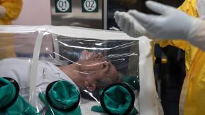 Una simulación en la unidad de alto aislamiento del Hospital Clínic de Barcelona.