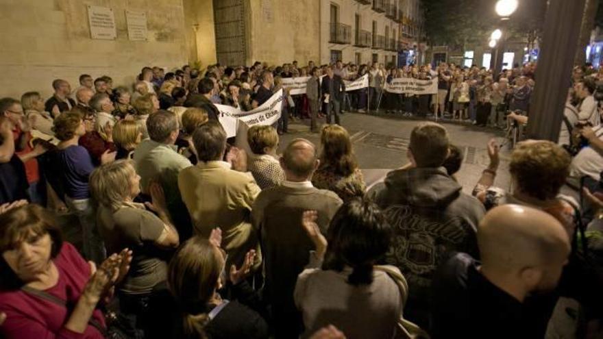 Un instante de la concentración que impulsaron ayer por la tarde los placeros del mercado provisional