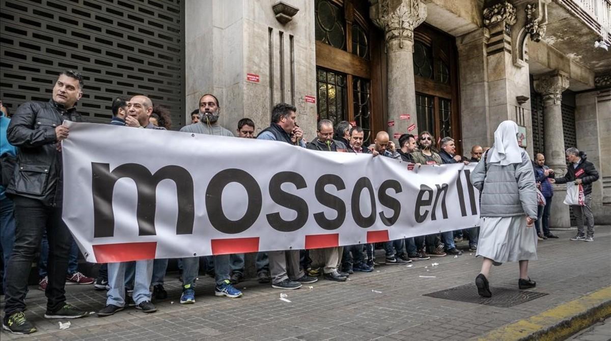 Protesta de los Mossos ante la sede de la Conselleria d’Economia, en Barcelona.