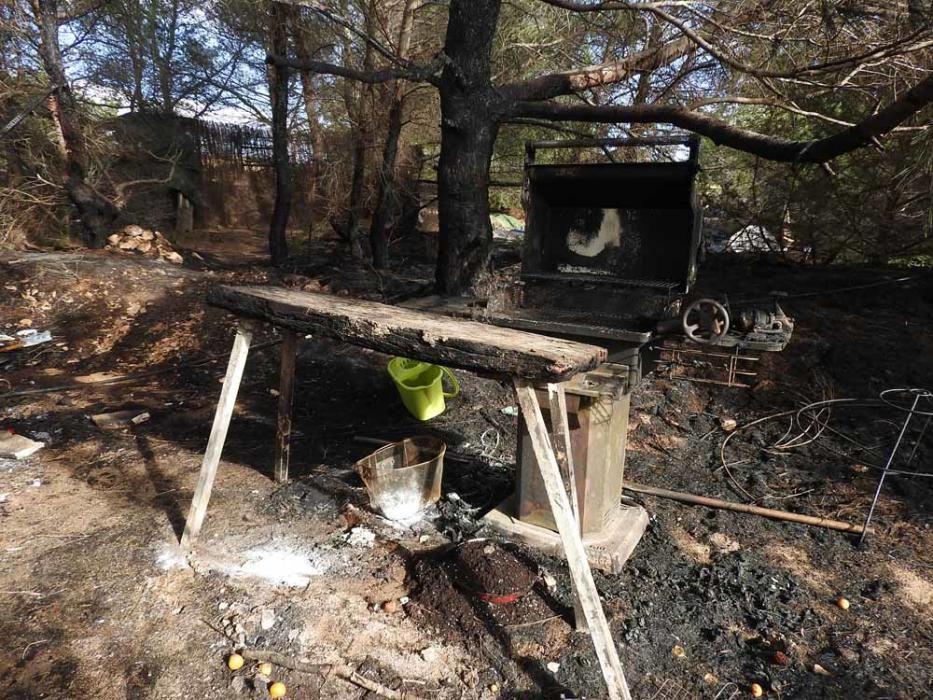 Unos 250 metros de bosque de pinos, una pequeña autocaravana y varias embarcaciones semiabandonadas ardieron esta madrugada en un solar situado en el camino de Can Simonet en la venda de ses Roques.