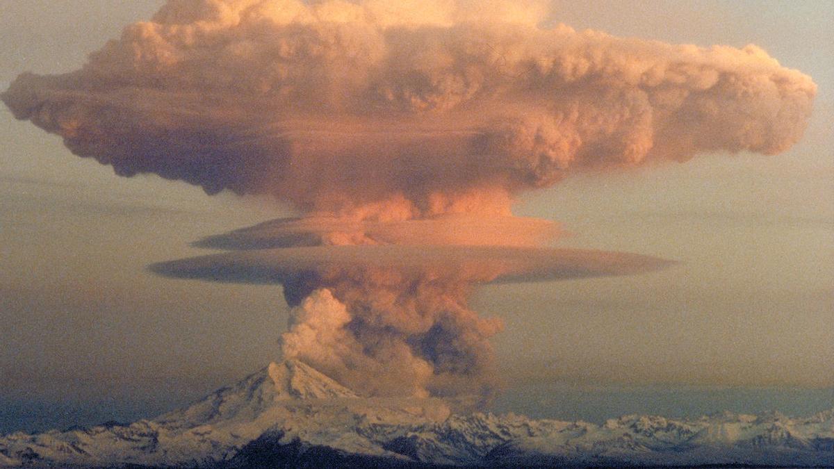 Imagen de la erupción del volcán Redoubt en Alaska, activo desde hace milenios.