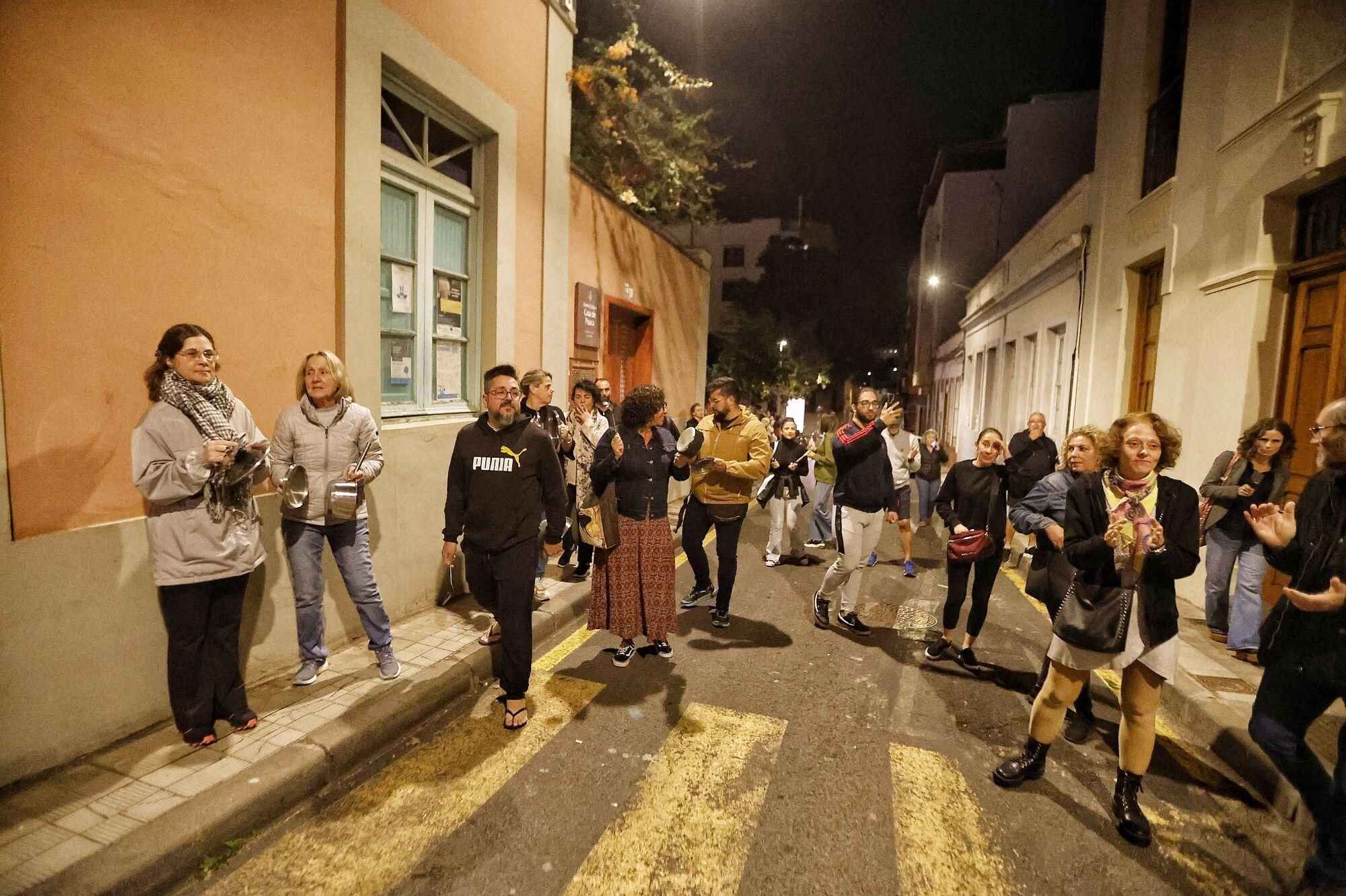 Cacerolada de los vecinos de El Toscal contra la inseguridad y la ocupación de viviendas
