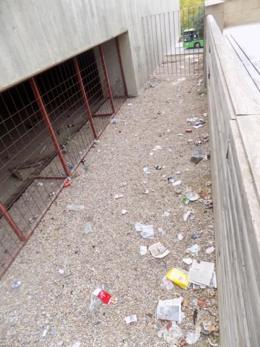 Brutícia al parc infantil de la plaça de la Reform