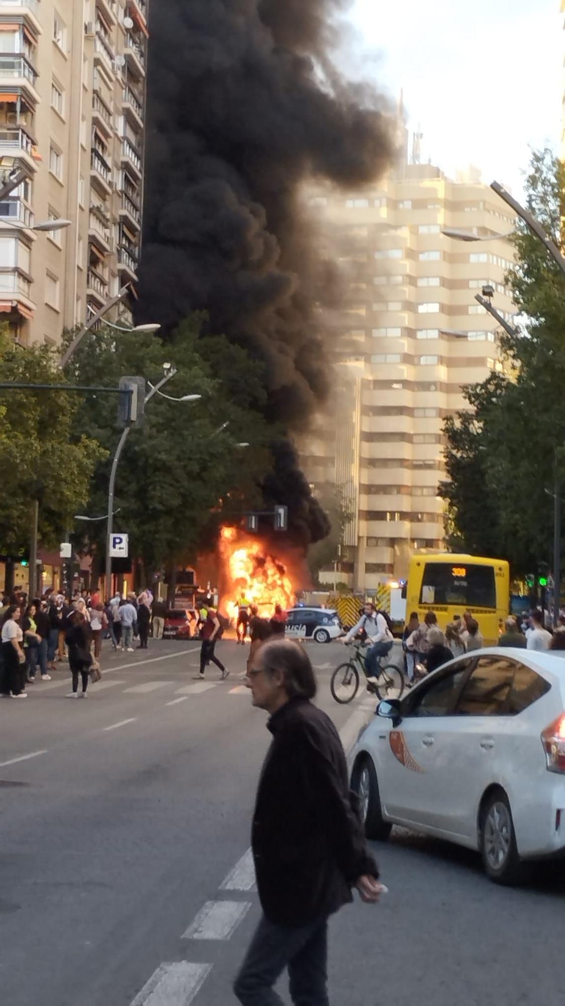 Las imágenes del incendio de un coche en plena Gran Vía de Murcia