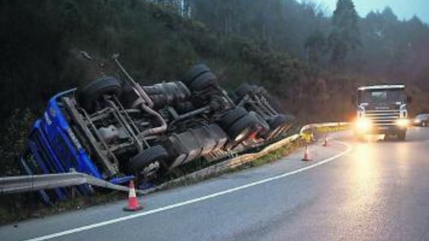 El camión, volcado en la cuneta, ayer, en Muros del Nalón.