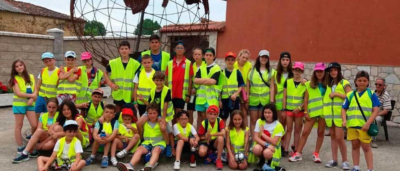 Foto de grupo de niños y monitores en Santa María de Ordás.