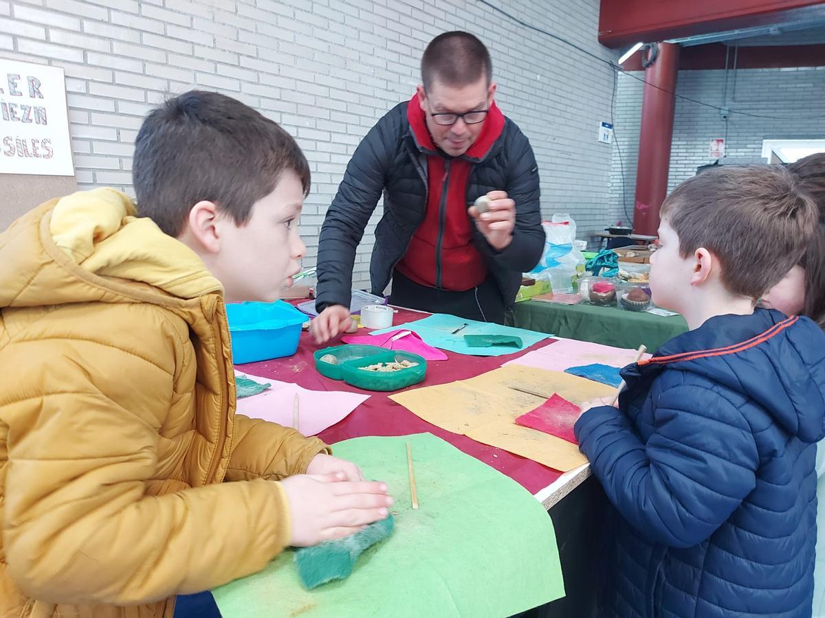 En imágenes: Éxito de la primera feria de fósiles, meteoritos y minerales de Vegadeo