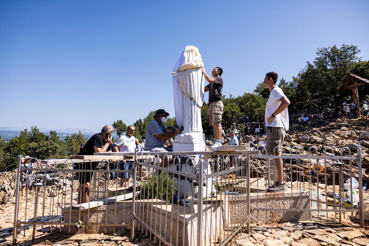 Estatua de la Virgen María vandalizada en el santuario de Medjugorje.