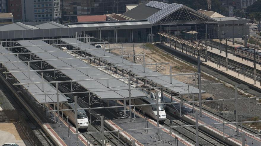 La huelga feminista obliga a cancelar seis AVE entre Alicante y Madrid y recorta a la mitad los servicios de autobús