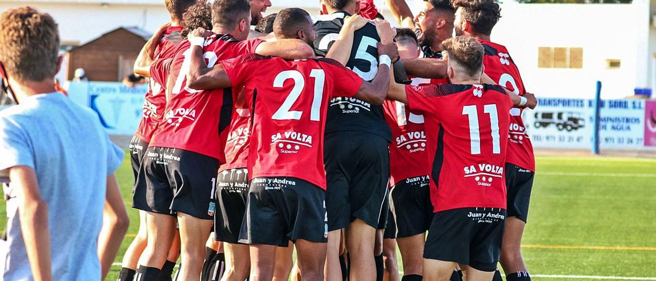 Los futbolistas del Formentera celebran el ascenso en el césped del Municipal de Sant Francesc tras la prórroga ante el Mallorca B.
