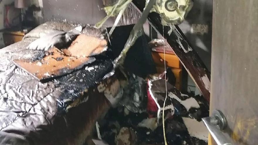 El fuego ha calcinado el mobiliario y ha arrasado el interior de la vivienda