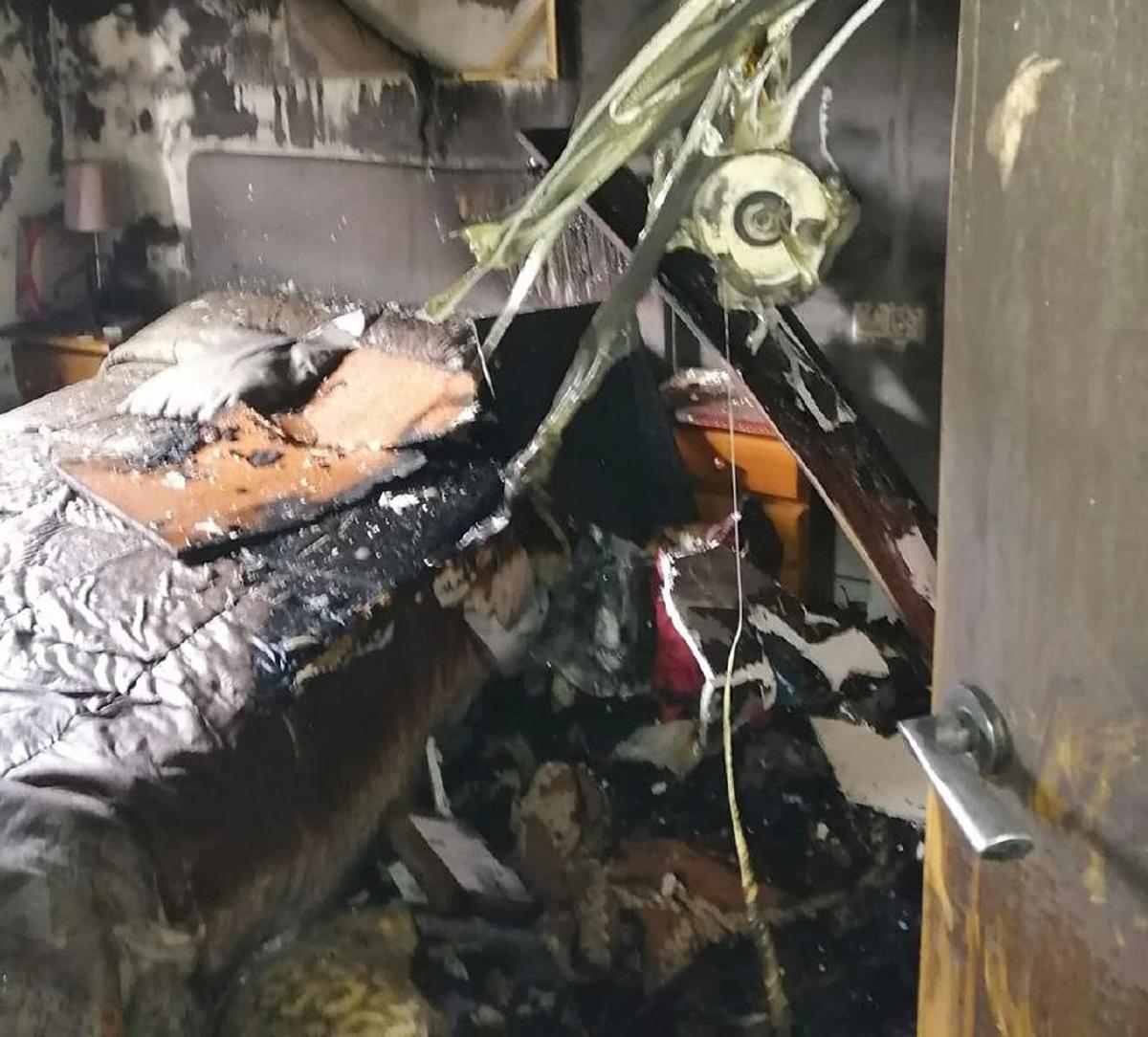 El fuego ha calcinado el mobiliario y ha arrasado el interior de la vivienda