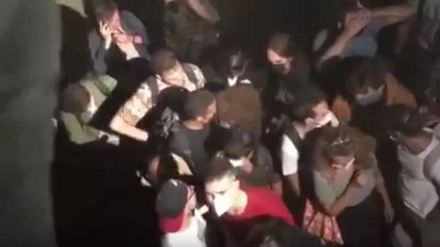 Disuelven fiestas multitudinarias en una playa y un estanque vacío en Adeje