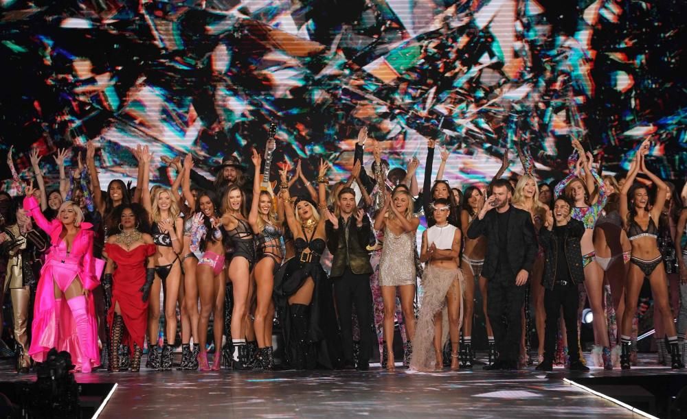 Los ángeles de Victoria''s Secret graban su desfile