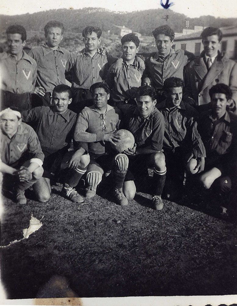 Formació d’un equip del principi dels anys 50, amb un color d’equipament sense determinar i amb una V de Valls a l’escut  