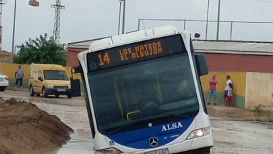 Autobús de línea atrapado en El Albujón, Cartagena, con dos personas dentro.