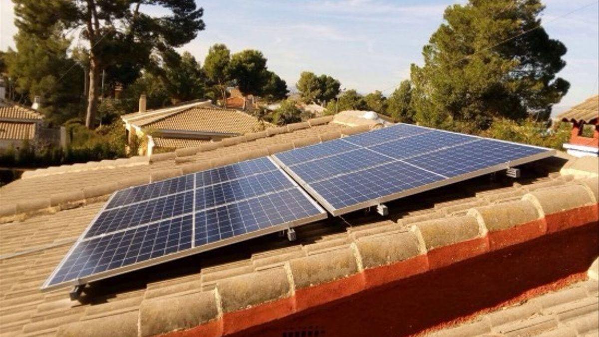 Placas solares en el tejado de una vivienda cordobesa.