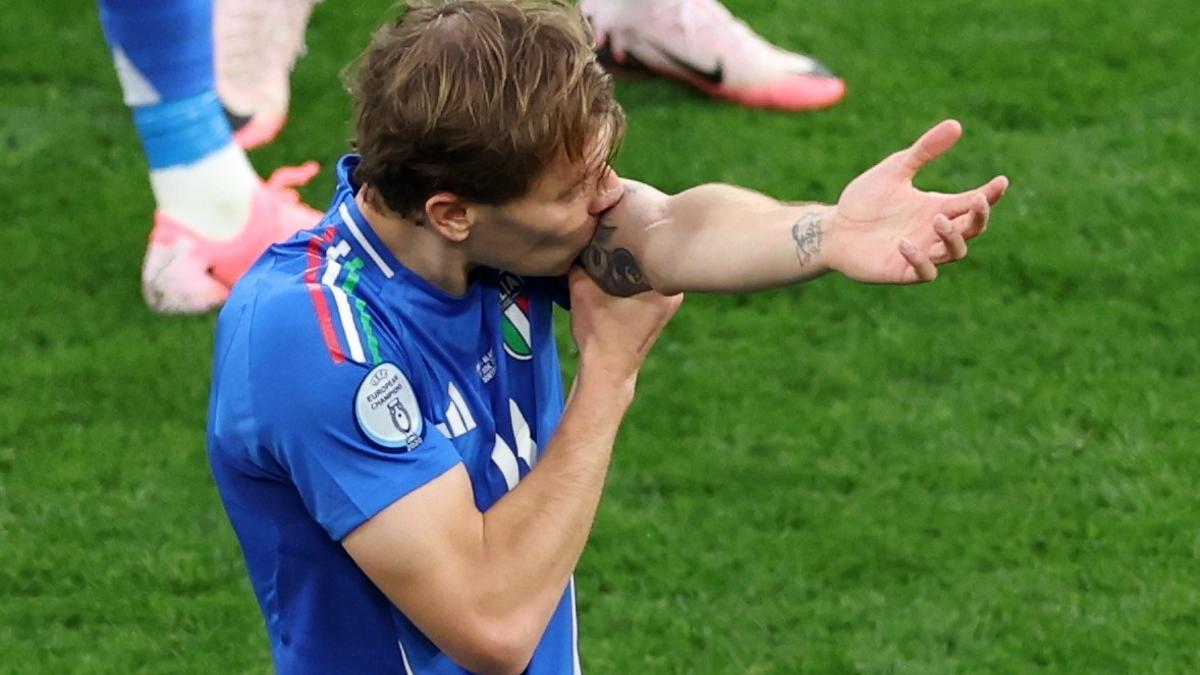Nicolò Barella se besa un tatuaje tras anotar el 2-1 de Italia sobre Albania.