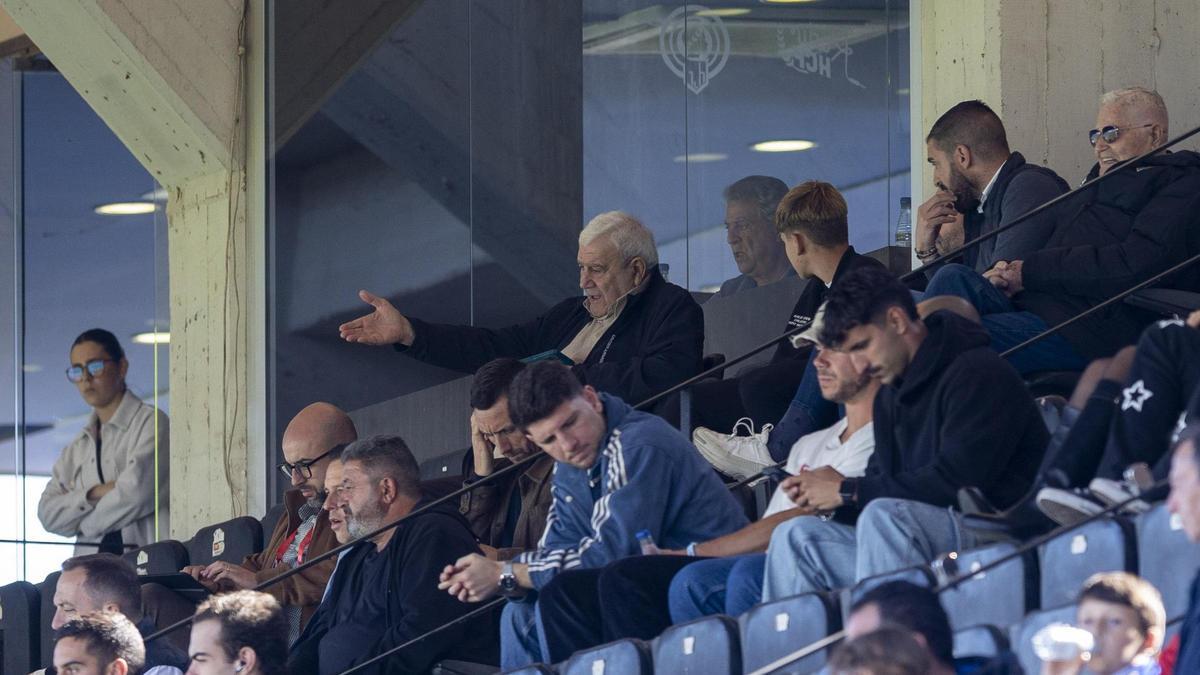 Enrique Ortiz, dueño del Hércules, en el antepalco del José Rico Pérez, durante un partido esta temporada.