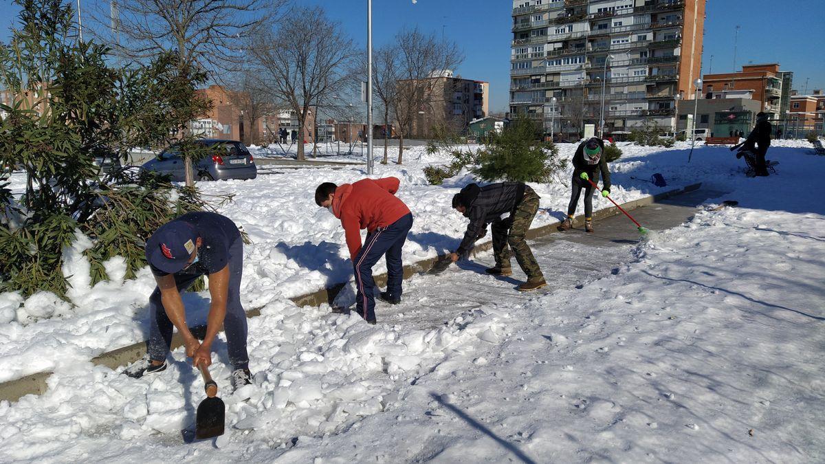 Vecinos trabajan retirando la nieve para despejar el camino desde el metro Colonia Jardín hasta el centro de salud.