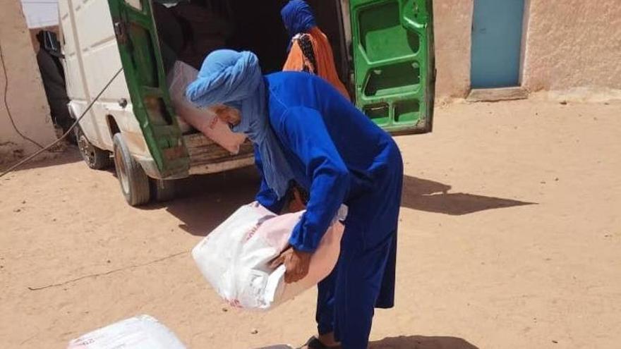 Mil kilos de leche en polvo para Tinduf: Castrillón materializa su ayuda humanitaria a los campamentos saharauis