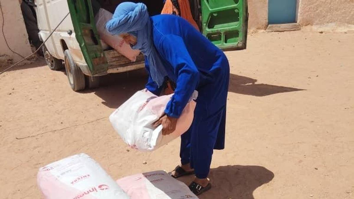 Los mil kilos de leche en polvo, tras su llegada a Tinduf.