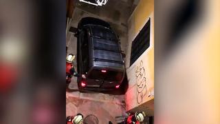 Intenta bajar con su coche por las escaleras de la plaza Major de Palma