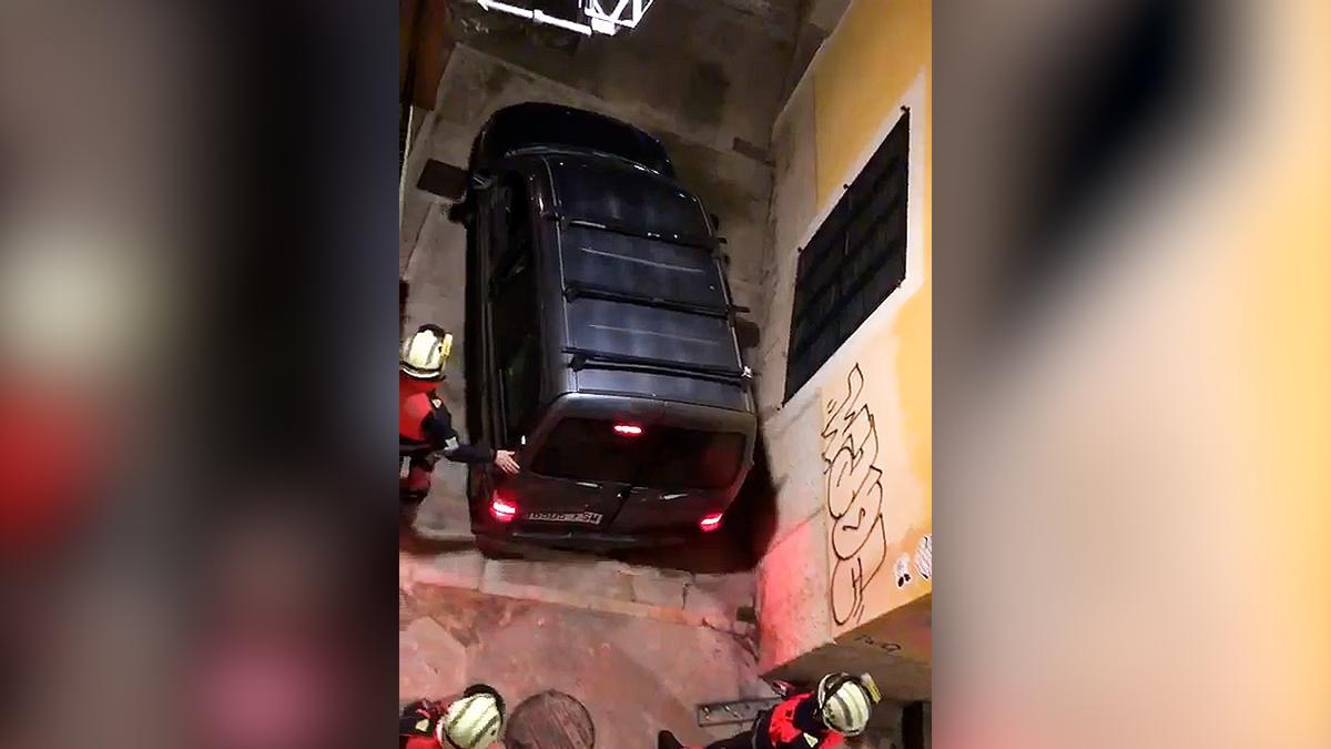 VIDEO | Intenta bajar con su coche por las escaleras de la plaza Major de Palma