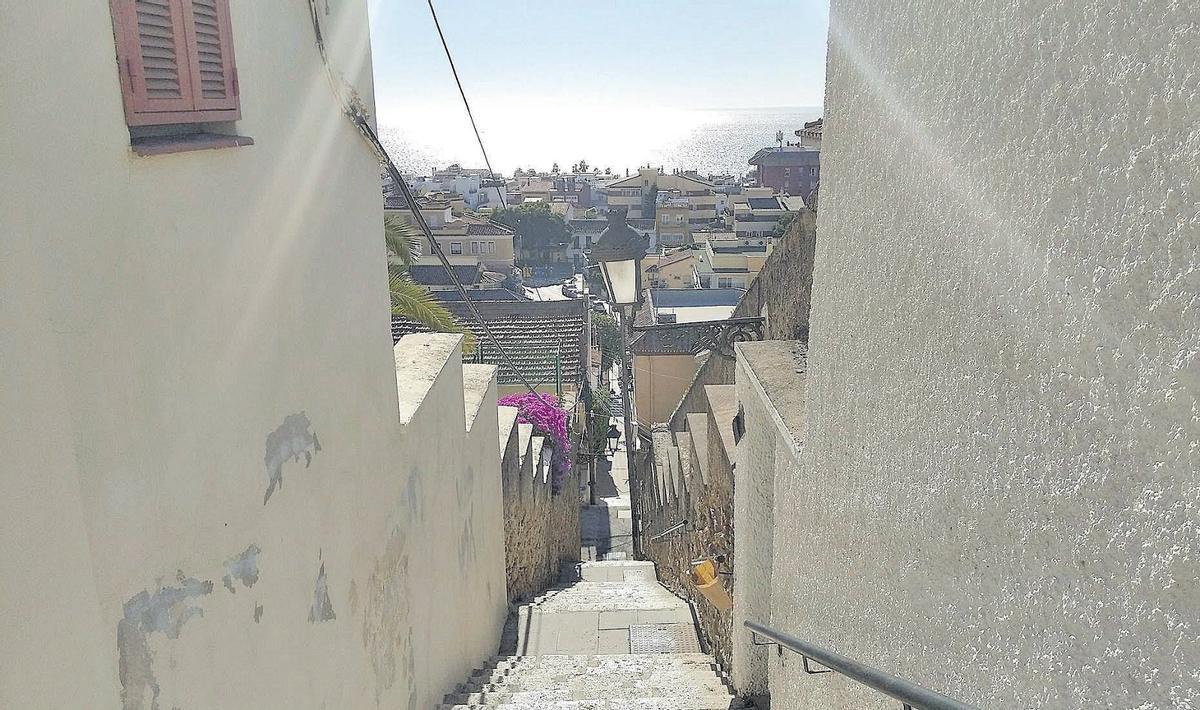 La calle Ragunda y su ‘escalerilla’, desde la calle Juan Valera.