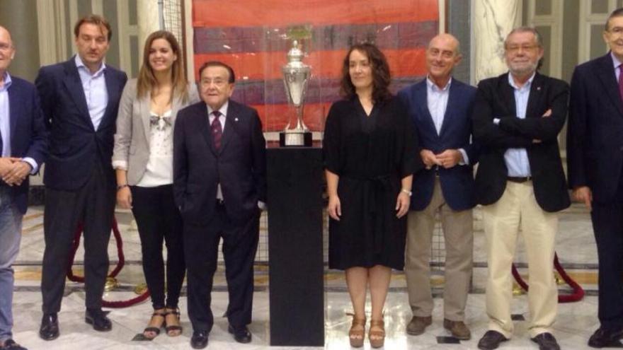 La Copa de la República que ganó el Levante UD se expone en el ayuntamiento