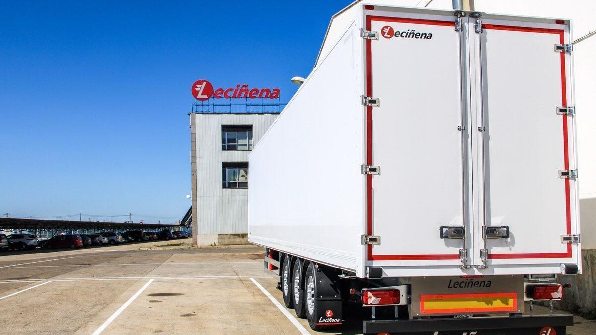 Camión de Leciñena aparcado en la sede de la empresa