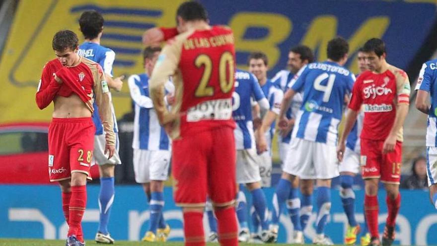 Los jugadores del Sporting se lamentan mientras los donostiarras celebran uno de sus cinco goles, en enero de 2012.