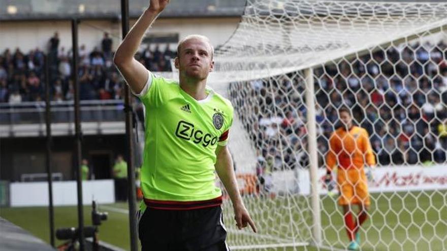 El capitán del Ajax, Klaassen, después de marcar un gol esta tarde. // @AFCAjax