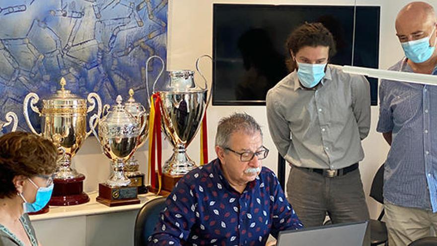 Manolo Bosch, secretario de la FFIB, ayer durante el sorteo.