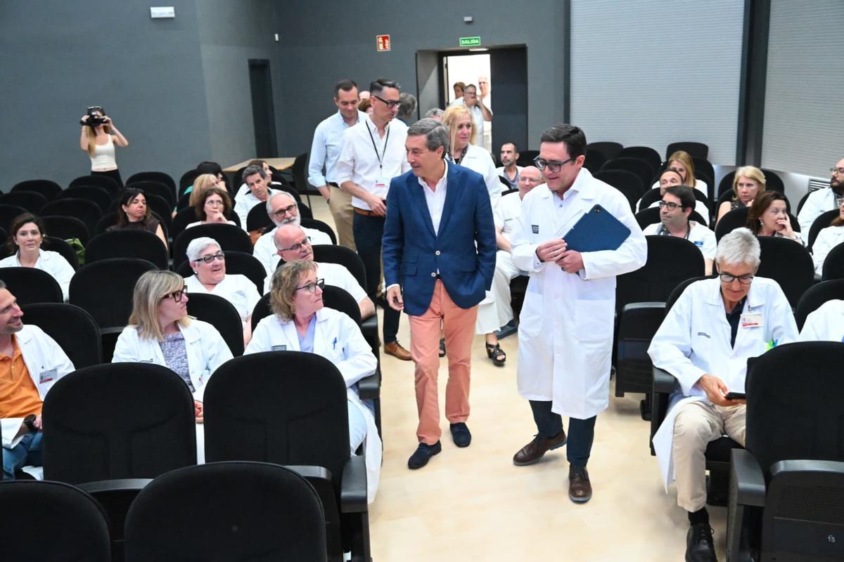 El conseller de Sanidad anunció que la ampliación del Hospital General de Elche se complementará con una reforma integral de los quirófanos actuales, presupuestada en más de 8 millones