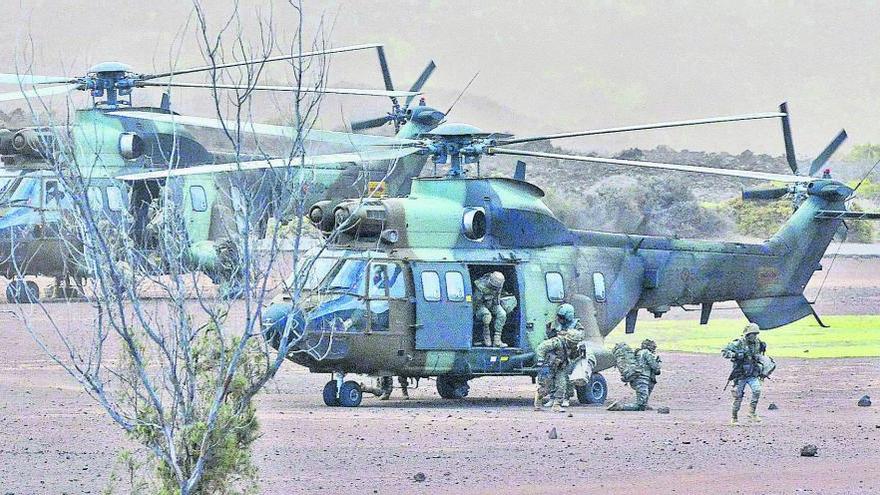 Militares de la Brigada Canarias XVI descienden de dos helicópteros Súper Puma procedentes de Lanzarote para participar en el segundo simulacro celebrado ayer en La Isleta.