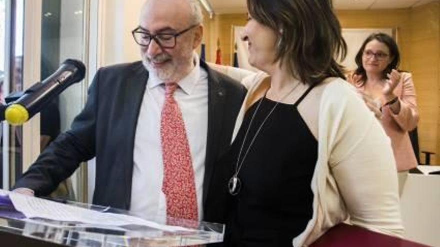 Manuel Alcaraz y Rosa Pérez, el día que se traspasaron las carteras.