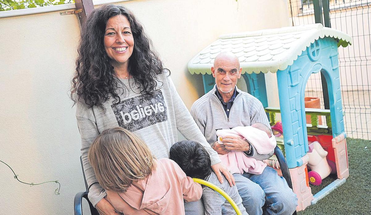 Eva Rabadán y Francisco Rivera, en el patio con los niños.